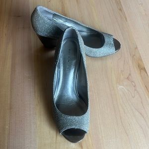 Bandolino sparkly silver dress shoes